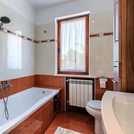 Laura - Lbn422 By Interhome *