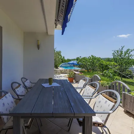 Laura - Lbn422 By Interhome *